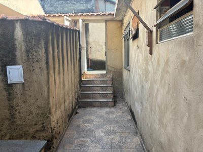 2 casas e 1 quitinete em Jardim Meriti com RGI